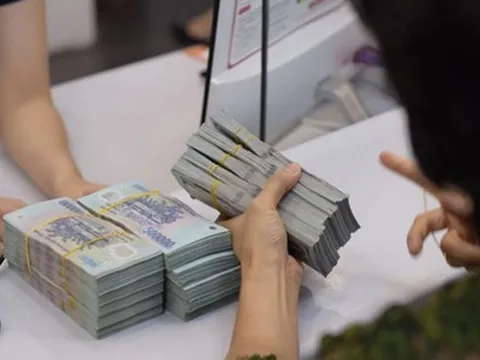 Cầm 100 triệu đồng đi gửi tiết kiệm: Lãi suất của các ngân hàng đang ra sao?