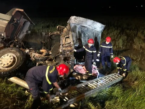 Xe đầu kéo tông xe tải bốc cháy dữ dội, 2 người tử vong trong cabin