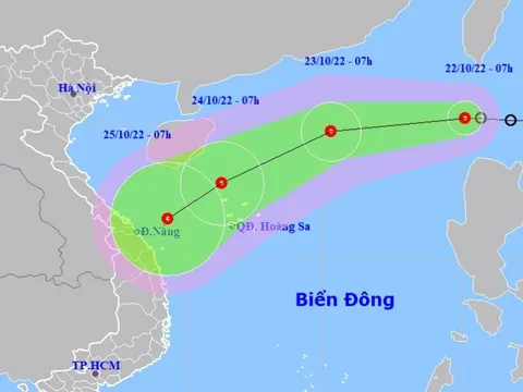 Áp thấp nhiệt đới trên Biển Đông, hướng vào miền Trung