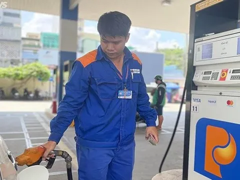 Giá xăng tăng nhẹ hơn 300 đồng/lít