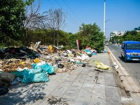 Hà Nội: Rác thải chất ngổn ngang bên đường F1
