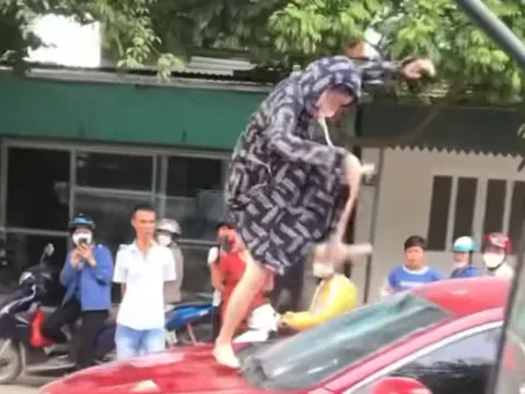 Xôn xao clip người phụ nữ "tung cước" đạp vỡ kính ôtô, cắn đứt tai cô gái