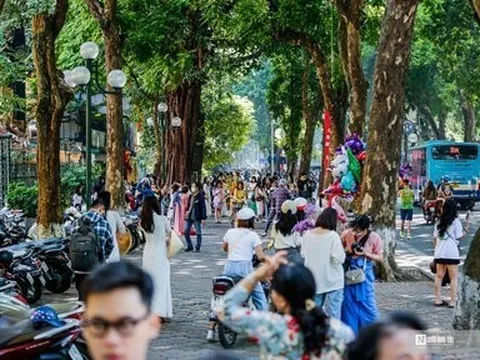 Hà Nội: Người dân ùn ùn check in trên phố Phan Đình Phùng