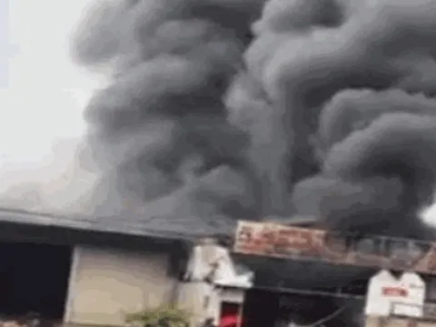 CLIP: Cột khói bốc cao ở đường tránh phía Tây TP Buôn Ma Thuột