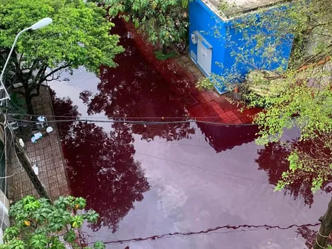 Rùng mình với con đường chìm trong dòng nước đỏ