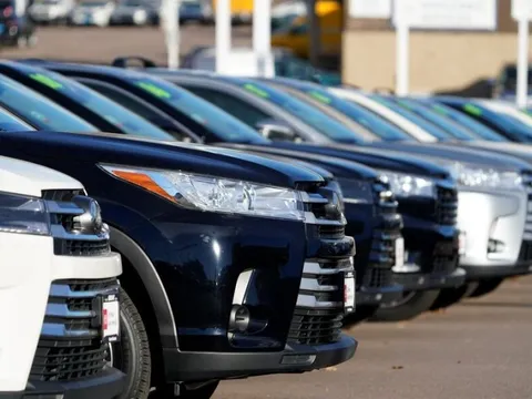 Nhiều mẫu ô tô “cháy” hàng và tăng giá vì sức mua tăng đột biến