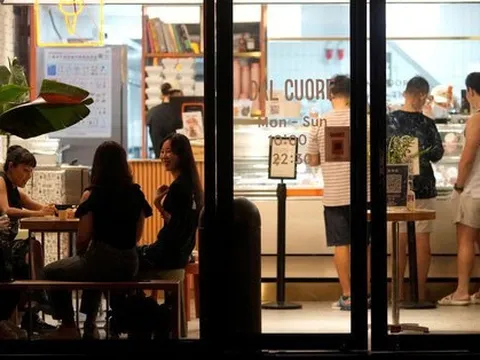 Bất chấp kinh tế khó khăn, que kem giá 10 USD hay lon bia hàng trăm USD đang bán chạy và thu lợi nhuận khủng tại quốc gia này, vì sao?