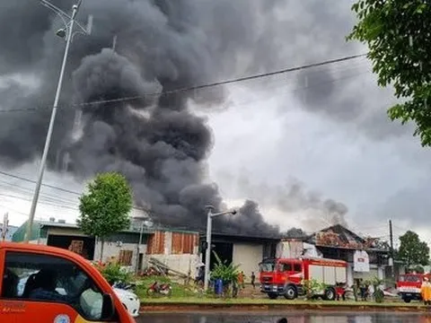 Xưởng nhựa bốc cháy, hơn 70 chiến sĩ dập lửa dưới cơn mưa tầm tã