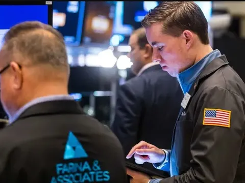 Phố Wall giữ đà tăng, cổ phiếu Trung Quốc lao dốc