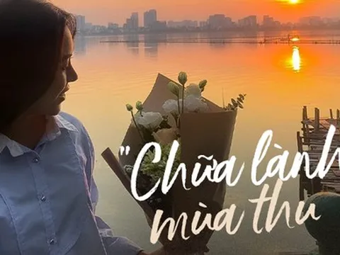 Sẵn sàng xếp hàng 30 phút để mua bó hoa 200k chụp ảnh "chữa lành" với mùa thu