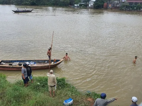 Nam sinh lớp 9 ở Quảng Nam mất tích, dép và xe đạp bỏ trên cầu