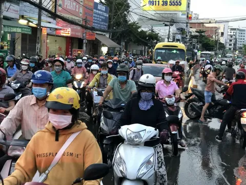 TP HCM: Triều cường “tấn công”, giao thông rối loạn