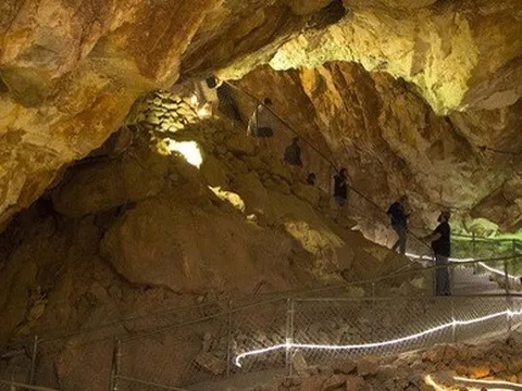 Thăm hang động sâu 60m, gặp phải thang máy hư