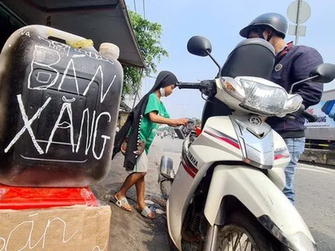 Trên đường Xuyên Á ở TP.HCM, hơn 10km có gần 10 cây xăng 'hết xăng'
