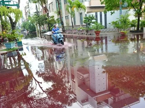 Sau cơn mưa, khu dân cư ở TP.HCM bị ngập nước có màu đỏ bất thường