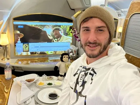 Chàng trai du lịch 15 năm, bay 2.000 hơn chuyến chỉ để thưởng thức đồ ăn trên máy bay: Tôi gần như sống trên bầu trời