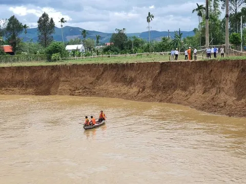 Sạt lở kinh hoàng "nuốt" 3 ha đất, uy hiếp nhà dân, nguy cơ mất điện cả vùng