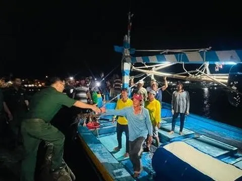 Bình Thuận: Đón các ngư dân gặp nạn trên biển về đất liền