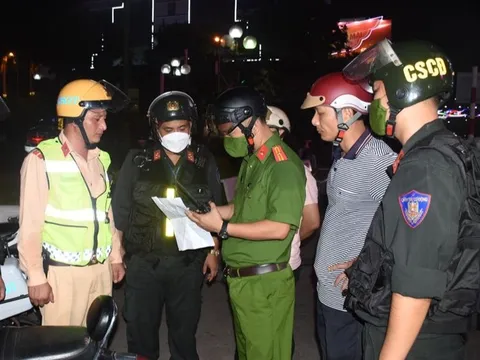 Vi phạm giao thông còn cầm thuốc lá đang hút dí vào mặt công an