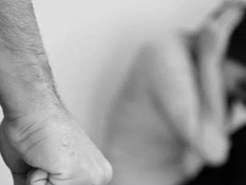 Cưỡng ép học tập quá sức, đóng góp tài chính quá khả năng là bạo lực gia đình