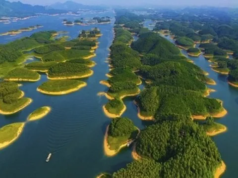 Ảnh: Vẻ quyến rũ mê hồn của hồ Thác Bà mùa nước nổi