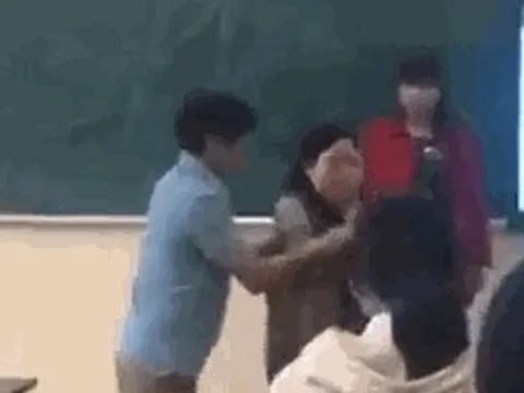 Yêu cầu làm rõ clip nữ giáo viên bị nam đồng nghiệp đẩy ra khỏi phòng học