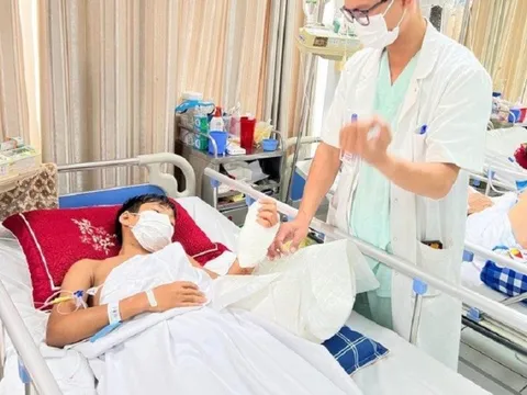 Tự làm thước kẻ gỗ, bé trai 13 tuổi không may bị cưa máy cắt vào tay