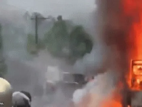 Video: Cháy xe tải trên quốc lộ 20 kèm nhiều tiếng nổ lớn