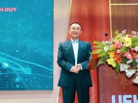 "Vua hàng hiệu" Johnathan nhắn nhủ sinh viên: Đừng phí thời gian vào các việc “giải trí không mang lại giá trị tri thức”!