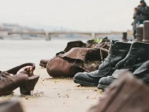 Câu chuyện đằng sau những đôi giày sắt bên bờ sông