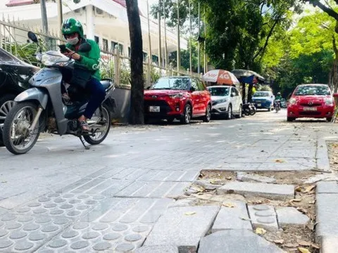 Vỉa hè Hà Nội lát đá có độ bền 70 năm, nhiều đoạn bỗng chốc xuống cấp nứt vỡ nhanh chóng