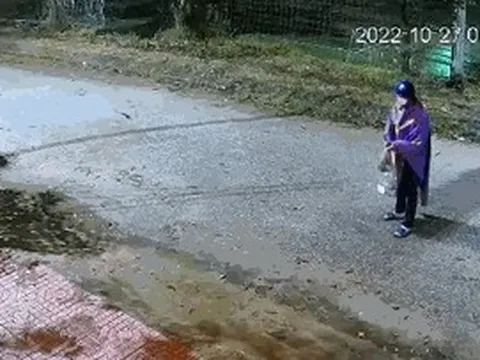 CLIP: Người đàn ông bịt mặt ném chất bẩn “khủng bố” nhà dân