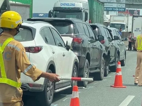 5 xe va chạm liên hoàn trên đường cao tốc TP HCM - Long Thành - Dầu Giây