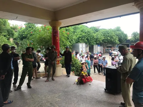 Dân mang tiểu tới trụ sở UBND phường “tố” chủ đầu tư xâm phạm mồ mả