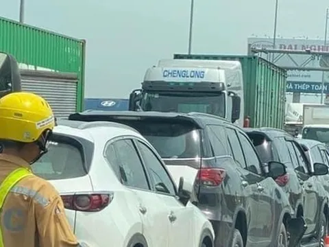 5 ô tô đâm vào nhau gây kẹt xe kéo dài trên cao tốc TPHCM - Long Thành