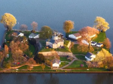 Hòn đảo cô độc giữa hồ: Địa điểm hoàn hảo để ‘trốn cả thế giới’ thu hút du khách