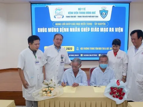 Hạnh phúc vỡ oà của 2 cụ ông tìm được ánh sáng nhờ giác mạc được hiến tặng
