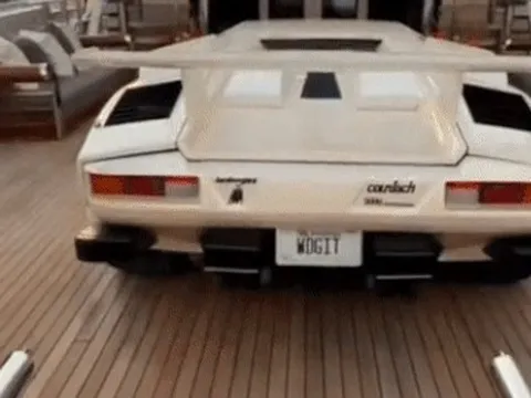 Mang siêu xe Lamborghini cổ lên du thuyền: Thú chơi của giới thượng lưu