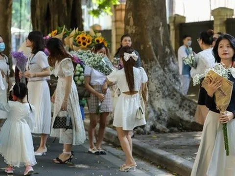 Hàng trăm người đổ về phố Phan Đình Phùng ''săn nắng'' mùa thu Hà Nội