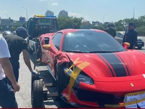 Lấy mẫu vân tay xác định người lái siêu xe Ferrari 488 gây tai nạn chết người