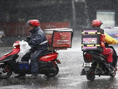 Tỷ phú giả làm nhân viên giao hàng suốt 7 năm, đều đặn dậy từ 4 giờ sáng: Trước làm vì tiện đưa đón con đi học, sau "nhập vai" vì "đam mê diễn xuất"