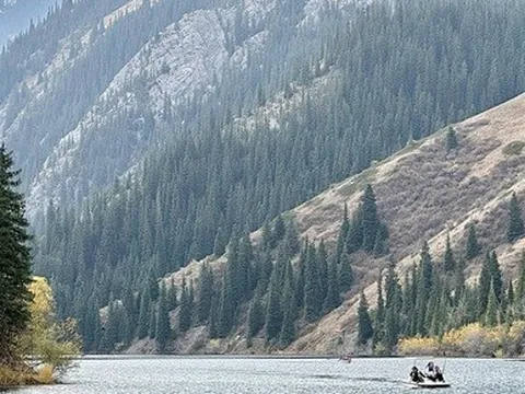 Theo chân du khách Việt ngắm thu vàng trên con đường tơ lụa từ Kazakhstan đến Kyrgyzstan
