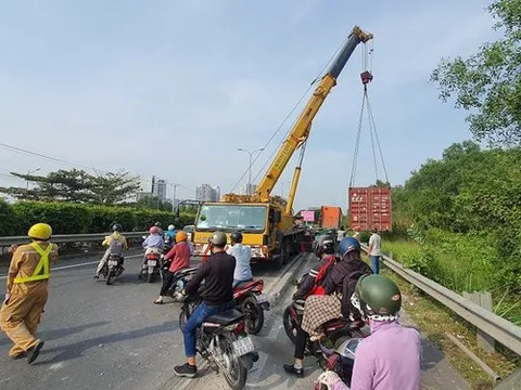 Xe container húc văng dải phân cách, cao tốc TP.HCM - Long Thành - Dầu Giây ùn tắc nhiều giờ
