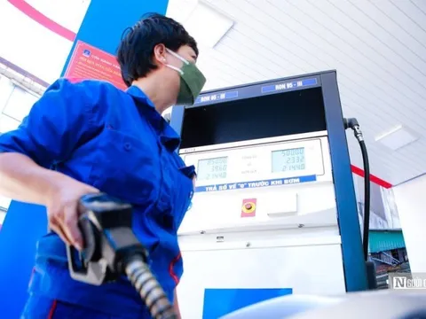 Hôm nay giá xăng tăng tiếp hơn 400 đồng/lít