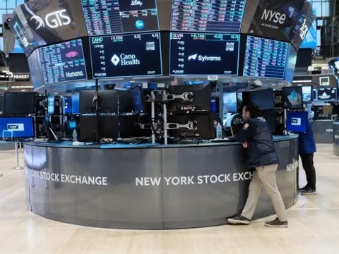 Thị trường chứng khoán Mỹ "thích tin xấu", giá dầu tăng 2%