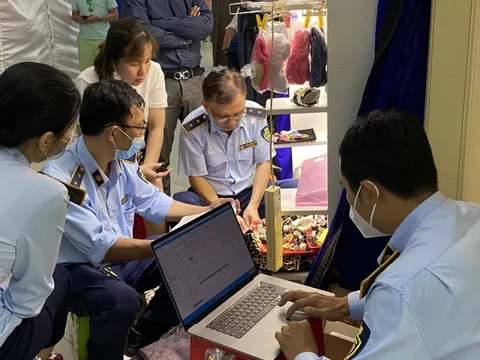 Nhiều tiểu thương Saigon Square dọn hàng, đóng cửa để né đoàn kiểm tra