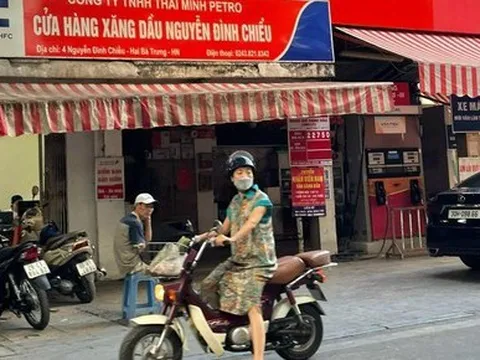 Người Hà Nội ‘khóc thét’ vì cây xăng đóng cửa, uất ức mua 30.000 đồng/lít ở vỉa hè
