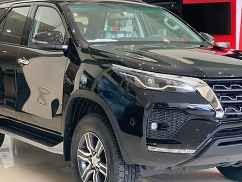 Toyota Fortuner 2022 thêm trang bị, giá tăng cao nhất 42 triệu đồng tại Việt Nam