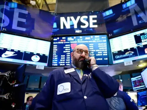 Chứng khoán giảm sau khi Fed tăng lãi suất, giá dầu giữ đà tăng