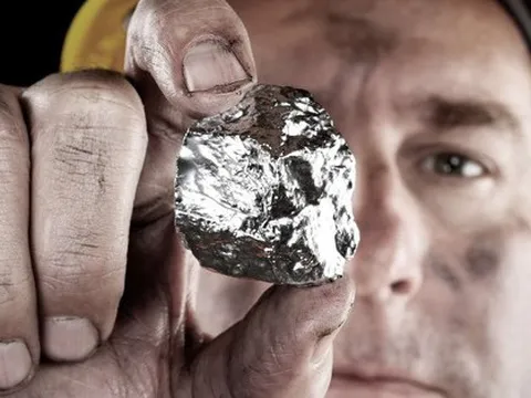 Lý giải sự phân hóa của giá bạc và giá bạch kim trong thời gian gần đây